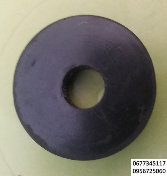 Шайба резиновая, изолятор, деталь  ЖБИК 711 142 502, соответствует ТУ 38-105376-82 , ТУ 38 105 376-82, амортизатор вибрации, шайба резиновая 40х12х10, рти электродвигатель АЭ 92-4,  Асинхронные трехфазные электродвигатели типа АЭ92-4, электродвигатели взрывозащищенные шайба изоляционная, шайба уплотнительная, уплотняющий сальник на коробке выводов, разделительное уплотнение, резиновые шайбы для морских систем,шайба кабельной муфты,плдушка для виброплит,подкладка стойки амортизатора, уплотнитель кабельного ввода,олх,гидрощита пэд,диафрагма гидрозащиты,прокладка под изолятор, изделия резиновые технические, резинотехнические изделия, Резиновая шайба жатки комбайна Claas Dominator, Protector, Senator, Matador, Cosmos, Compact, Corsar. Диаметр - 10.5 мм, толщина - 7 мм. ОЕМ номера 610363.0, 000610363.0.Уменьшает повреждения детали и улучшает соединение с прокладкой, выполняет функцию, уплотнителя. Используется для замены изношенной или поврежденной детали в ходе ремонтно-восстановительных работ.Шайба представляет собой резиновое изделие с круглым отверстием в центре. Ее подкладывают под головку болта, шурупа или винта, а также под гайку.Резиновая шайба для тестоделителя-округлителя PREMIO,Производитель: Bongard (Франция),Код: AF5431848,Резиновая прокладка (шайба) с фиксатором, для установки в соответствующий паз нижней штанги. Требуется для крепления катушки к нижней штанге. Подходит для всех моделей металлоискателей производства XP.